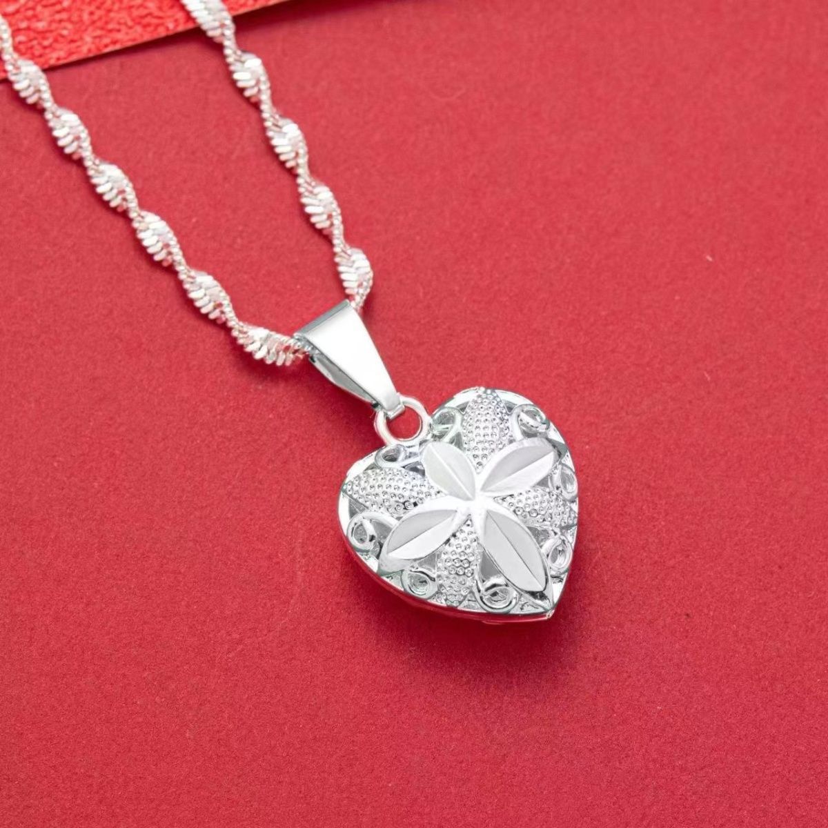 Women's Silver Necklace With Exquisite Heart Pendant