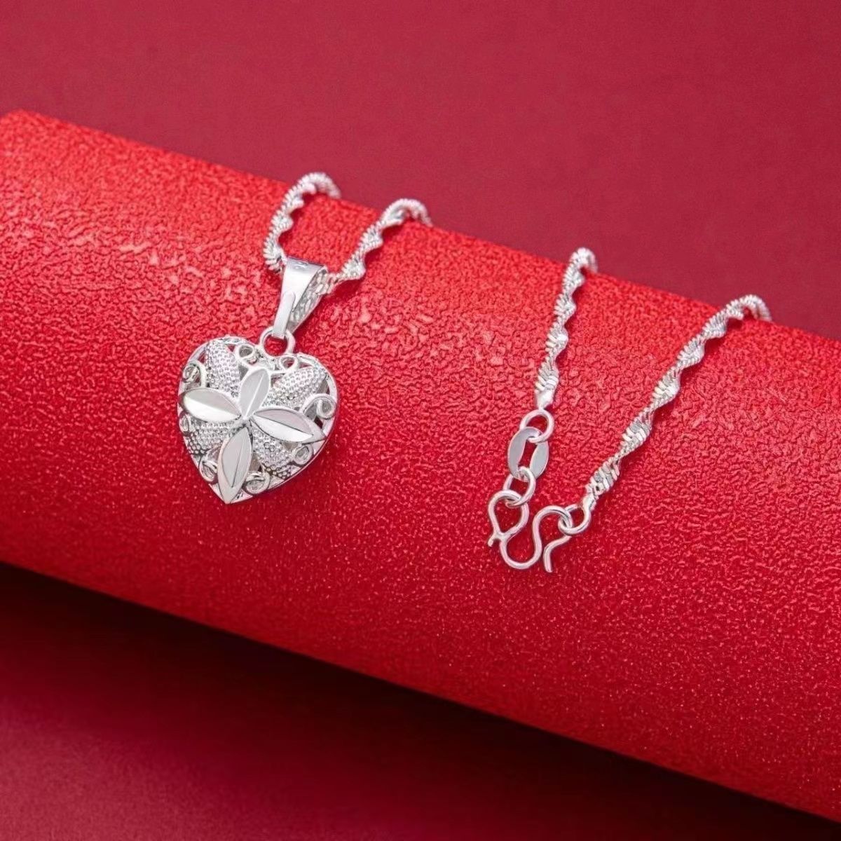 Women's Silver Necklace With Exquisite Heart Pendant