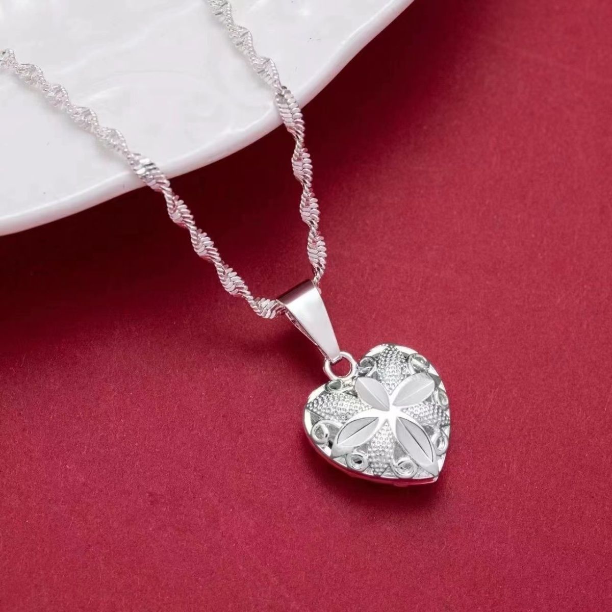 Women's Silver Necklace With Exquisite Heart Pendant